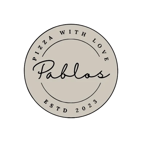 Pablos-ravintolan pyöreä logo, jossa lukee "Pizza with love – Pablos – ESTD 2023".